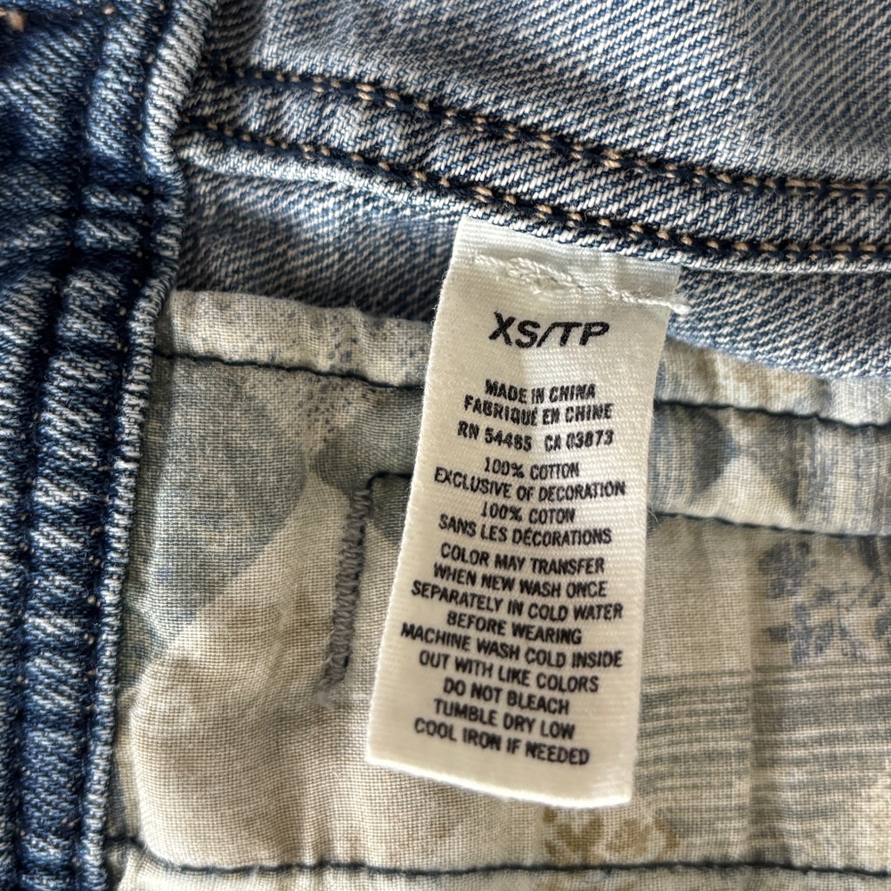 American Eagle Outfitters Classic Denim Jacket - Size XS - Picture 9 of 9